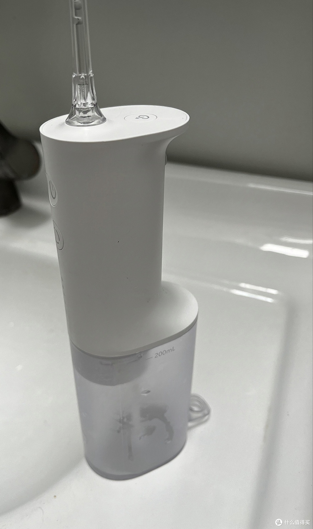 和牙线相比，冲牙器才是对牙齿最好的清洁牙齿的利器。建议大家都买一个！