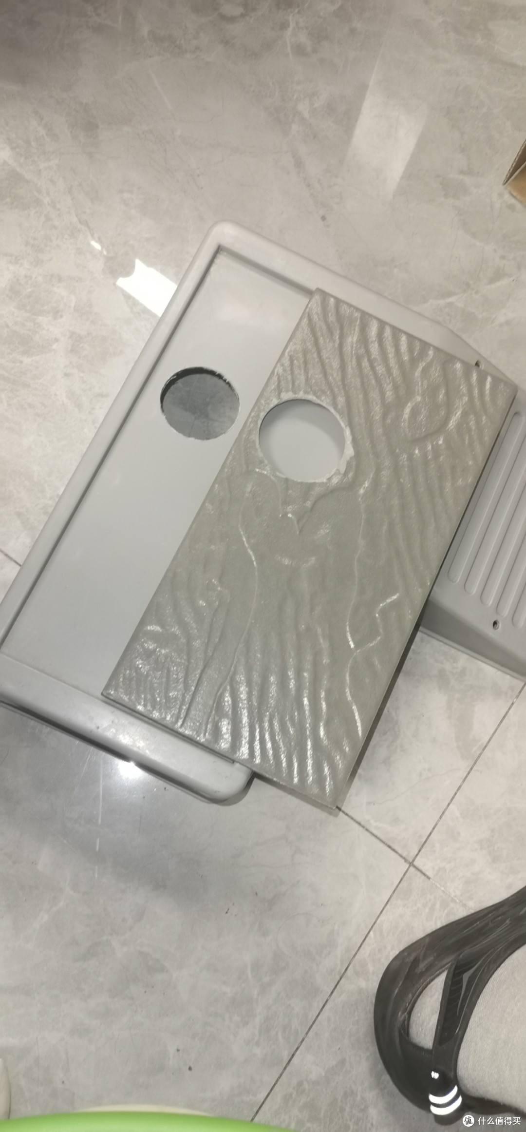 原先的晒背台，打了50的孔，用来隐藏水泵