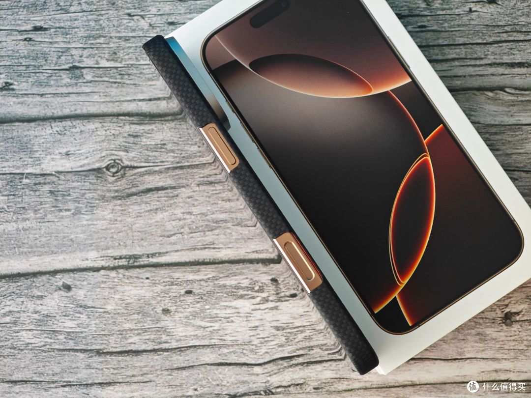 手持iPhone15和16两代 Pro Max 聊聊使用感受的差异