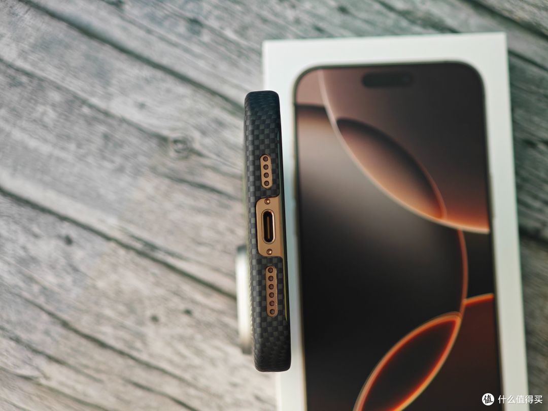 手持iPhone15和16两代 Pro Max 聊聊使用感受的差异