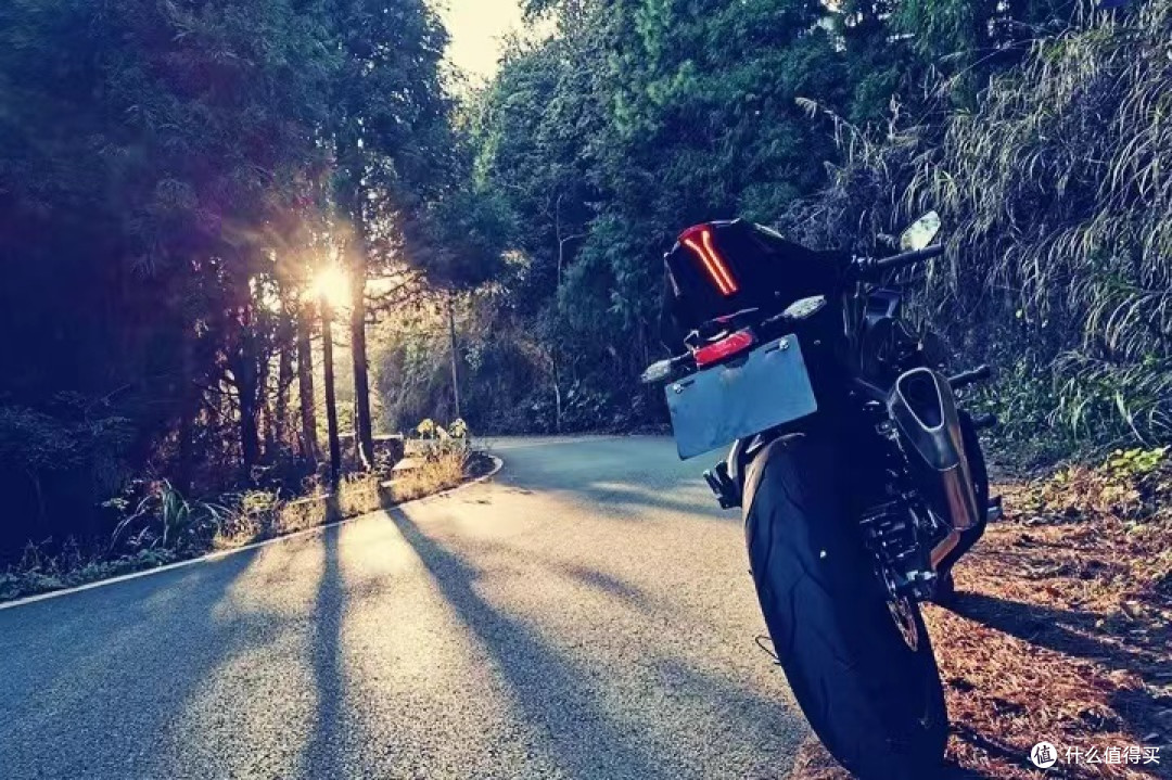 倒车前，道路右边是沟