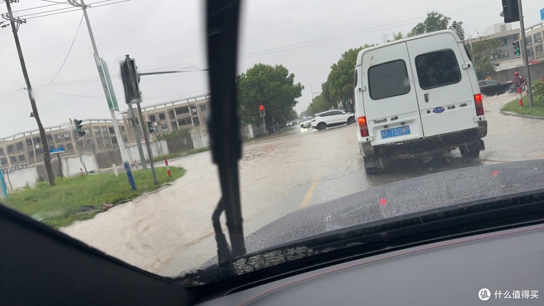 台风过后路面积水