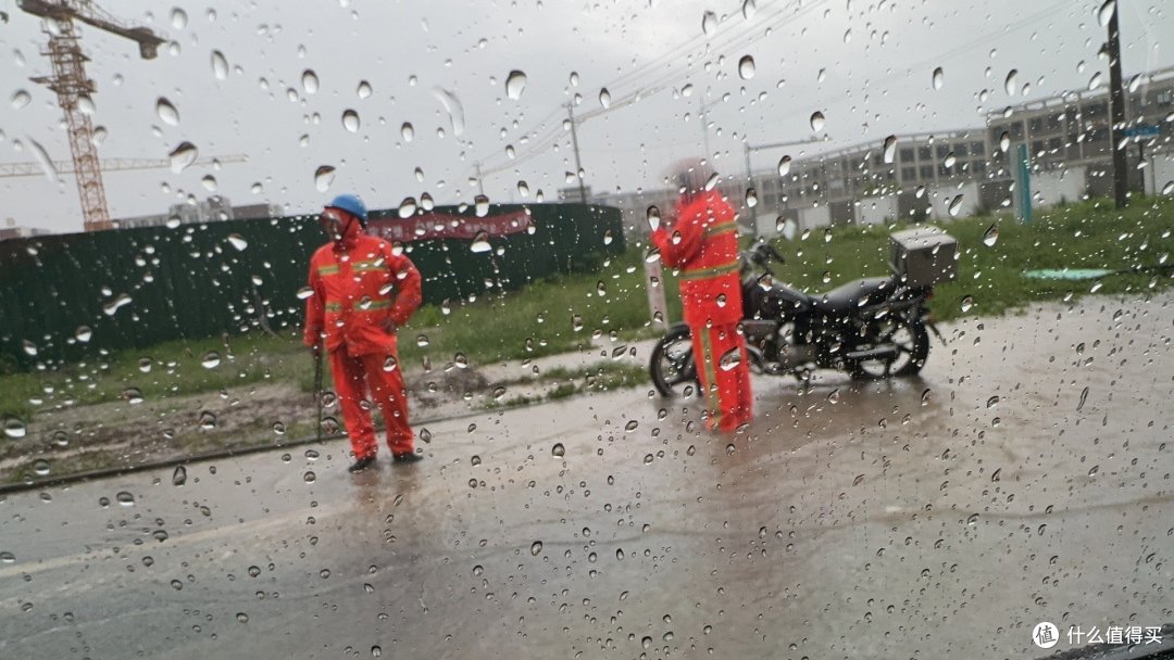 台风过后路面积水