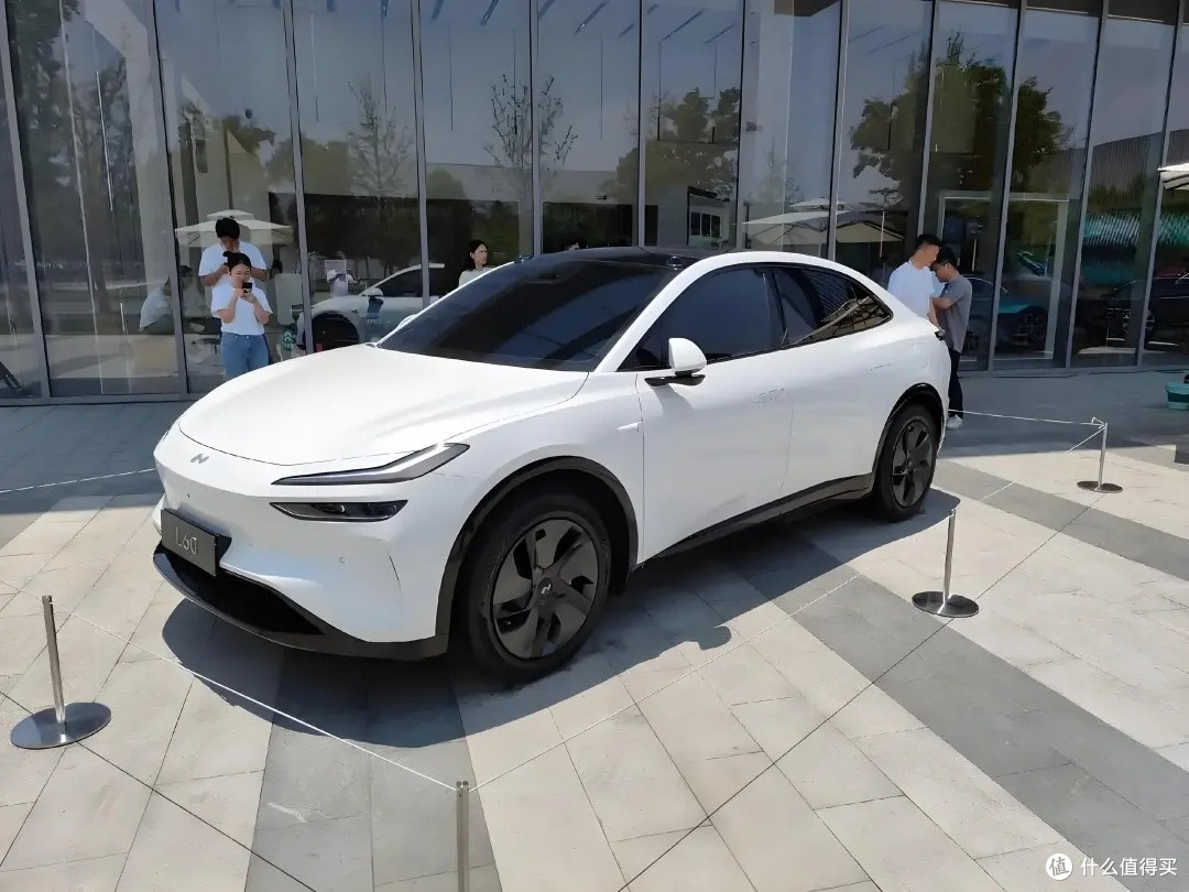 蔚来扔出“王炸”！新车14.99万起，由前宾利设计师打造，很帅气