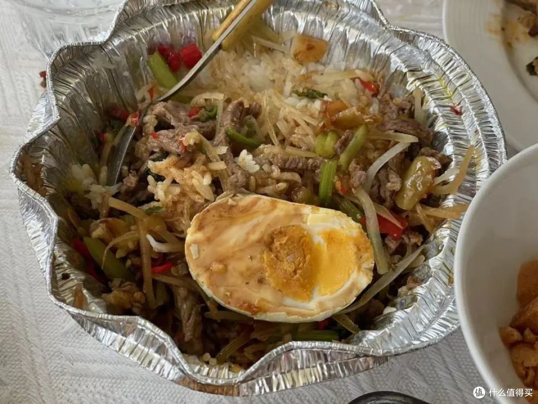 女友生日,湖南小伙请网红大餐,女友却不肯动筷,网友:拣到宝啦