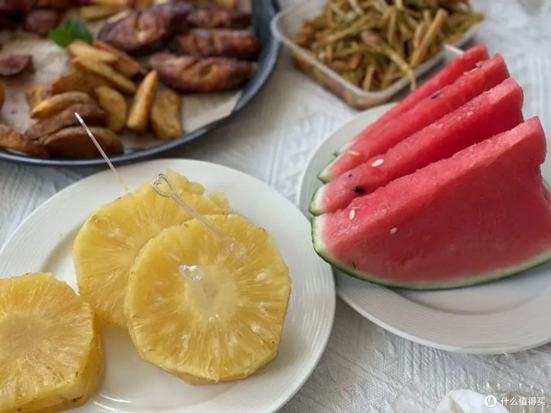 女友生日,湖南小伙请网红大餐,女友却不肯动筷,网友:拣到宝啦