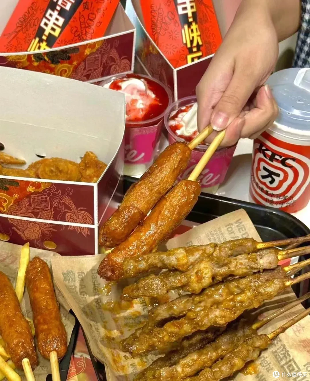 肯德基们开始卷起来炸串、鸡架、锅包肉了 ?
