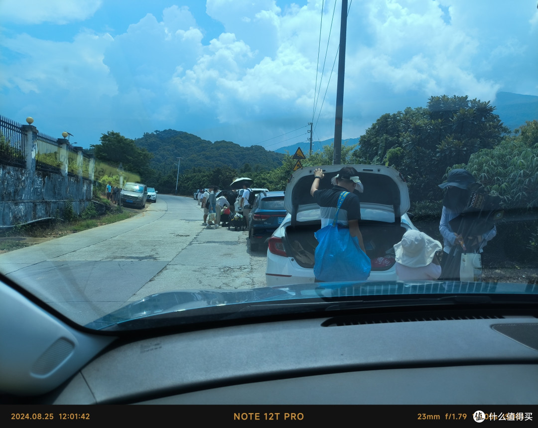 真的没办法只能倒车出来路边都停满车。