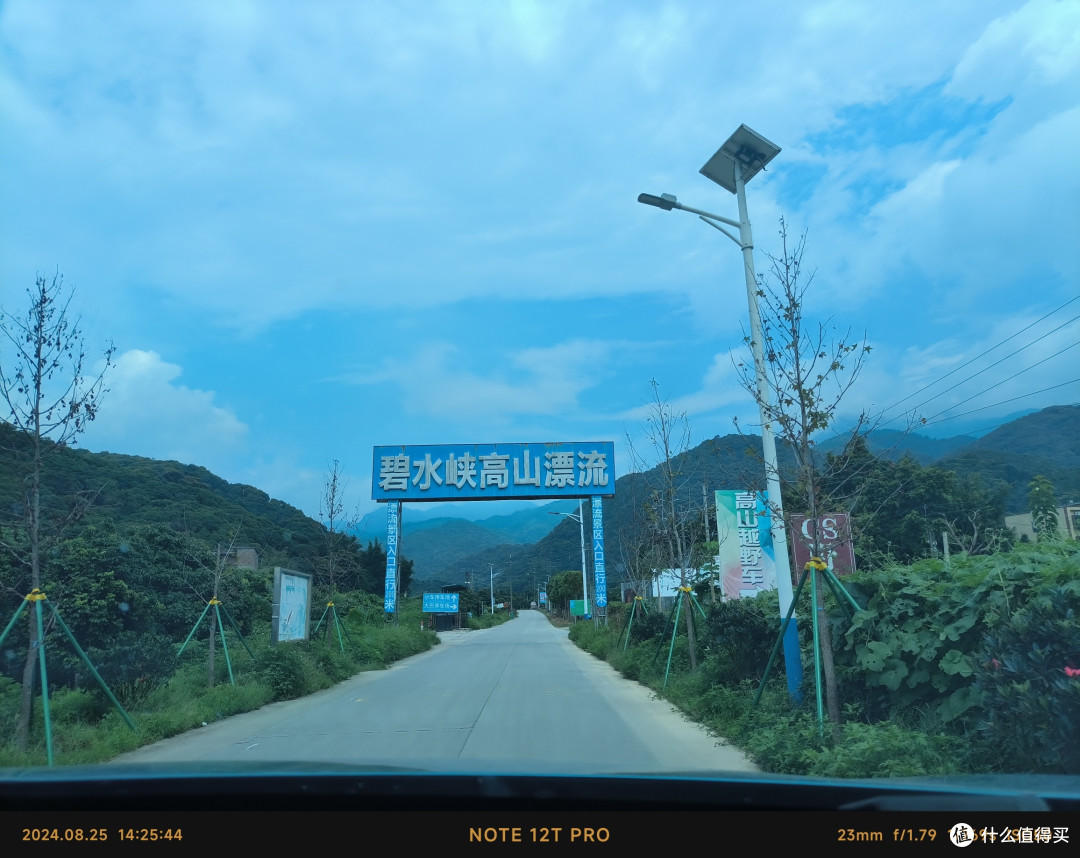 于是我们继续驱车前行，美丽的风景在路上说得真没错。