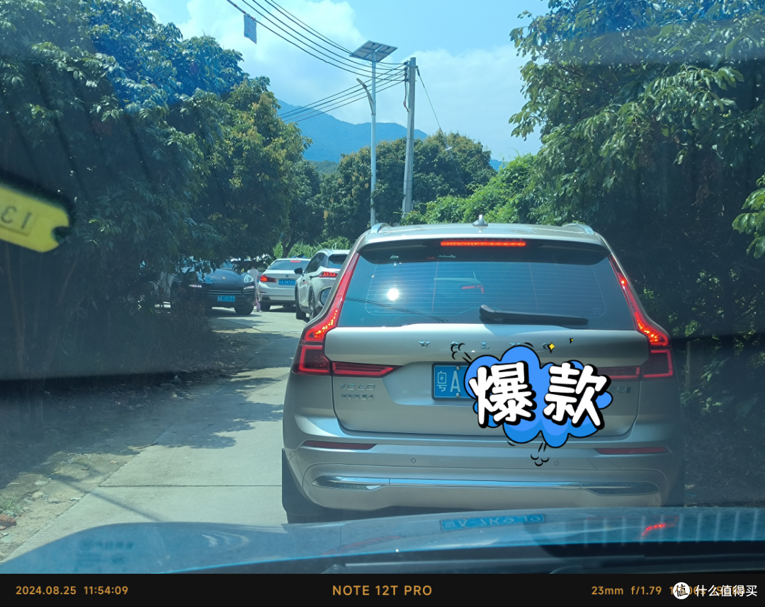 暑假叠加周六日哪能不堵，去户外玩水最怕就是来这种一车道的村道，根本进不去倒回头！有没有其他更好的玩水点？