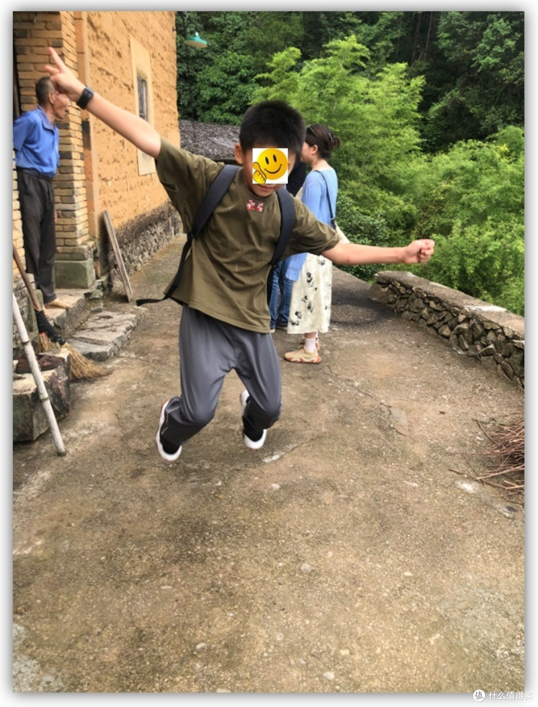 老人一再邀请进屋喝水，就是屋里的鸡看到我就乱跑，不然倒是想进去参观一下内部构造