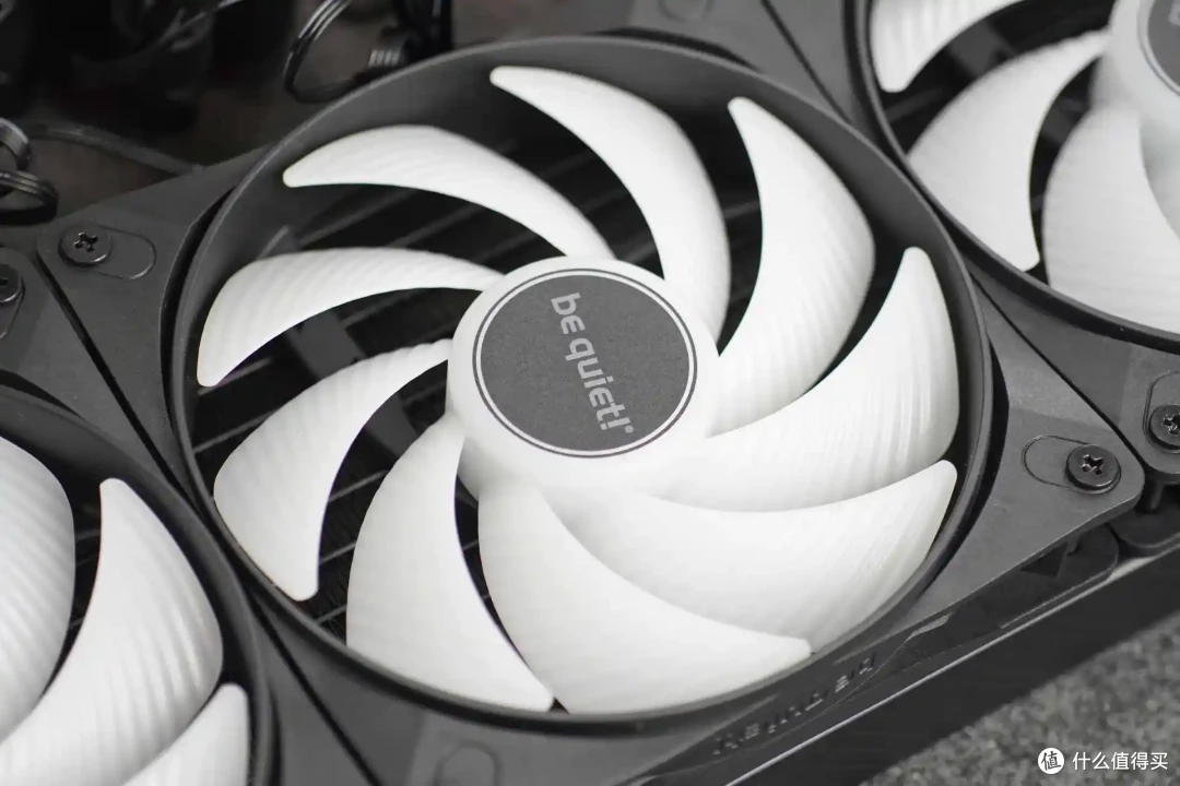 幻彩灯效、强劲散热,be quiet! 德商德静界Light Loop 360mm一体式水冷散热器