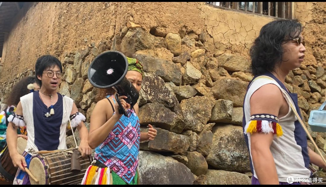 三男两女的小乐队，场面感觉没热起来，也许夜晚人会躁动一些，白天大多拉不下脸面