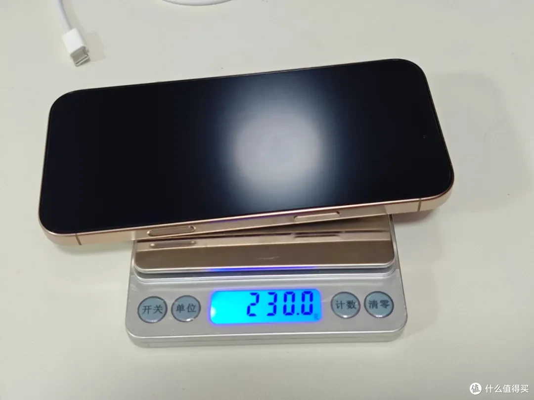给一万多的iPhone16PM贴上1.6元的PET软膜,秒杀玻璃膜
