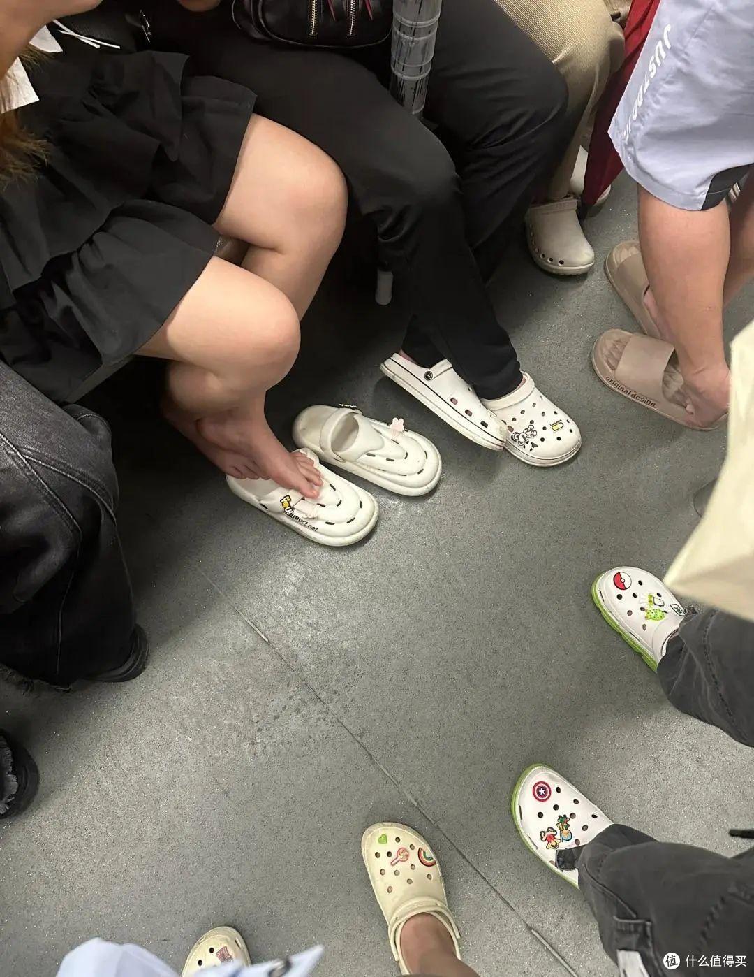 洞洞鞋又丑缺点又多,凭啥让人这么上头?