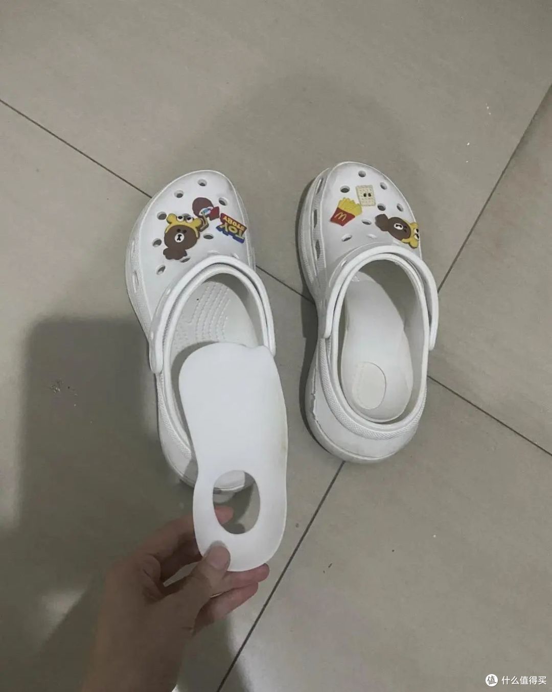 洞洞鞋又丑缺点又多,凭啥让人这么上头?