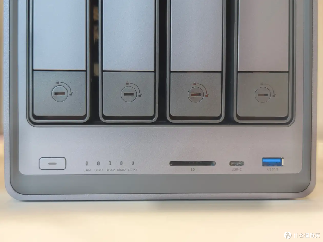 绿联DXP4800前部接口