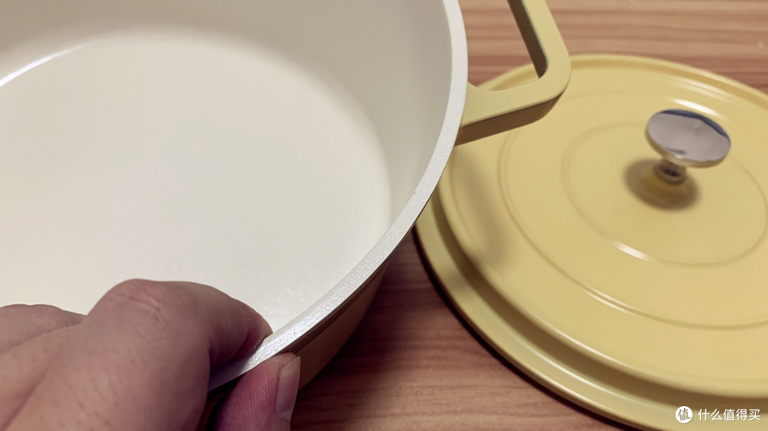 轻巧高颜值、烹饪新体验，京东京造陶瓷轻珐琅锅
