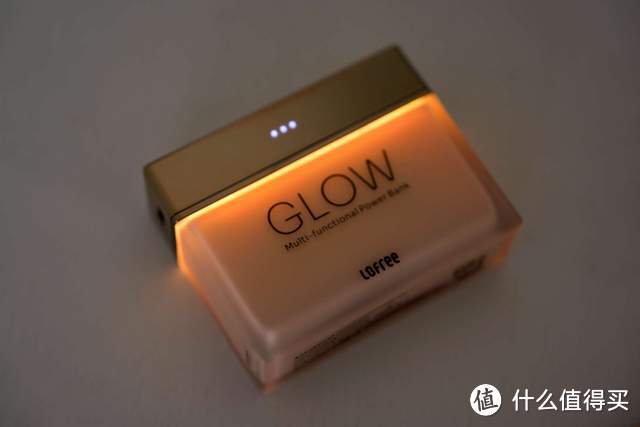 洛斐 GLOW 聚光移动电源：聚会新宠曝光！女性朋友们人手一个的粉萌“香水瓶”，竟是充电宝？！