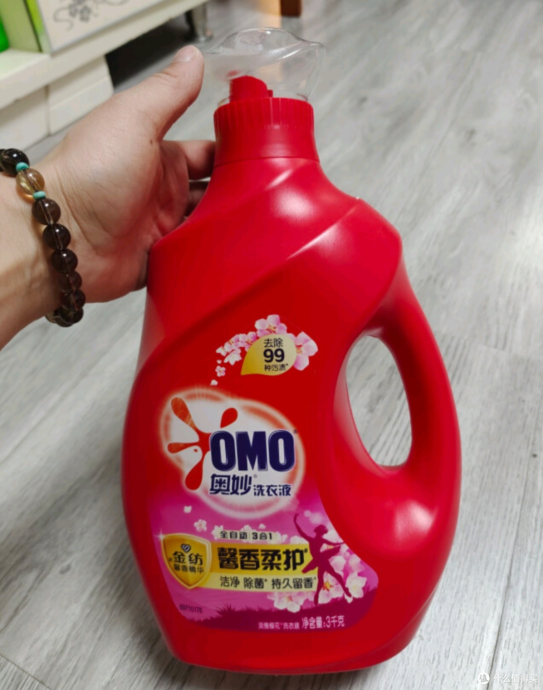 明星衣橱的秘密武器!奥妙全自动樱花洗衣液,让每件衣物散发迷人香气!