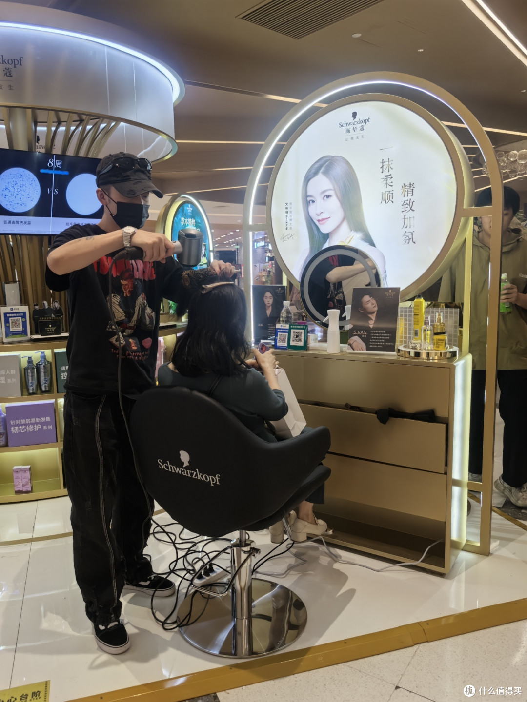专业美发师现场做发型