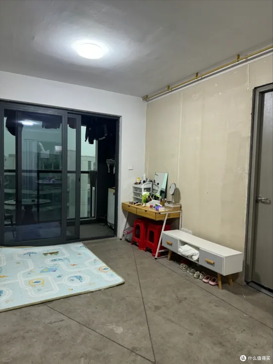 广西一户人家火了,坚持穷装,直接入住毛坯房,进屋眼泪就流下来