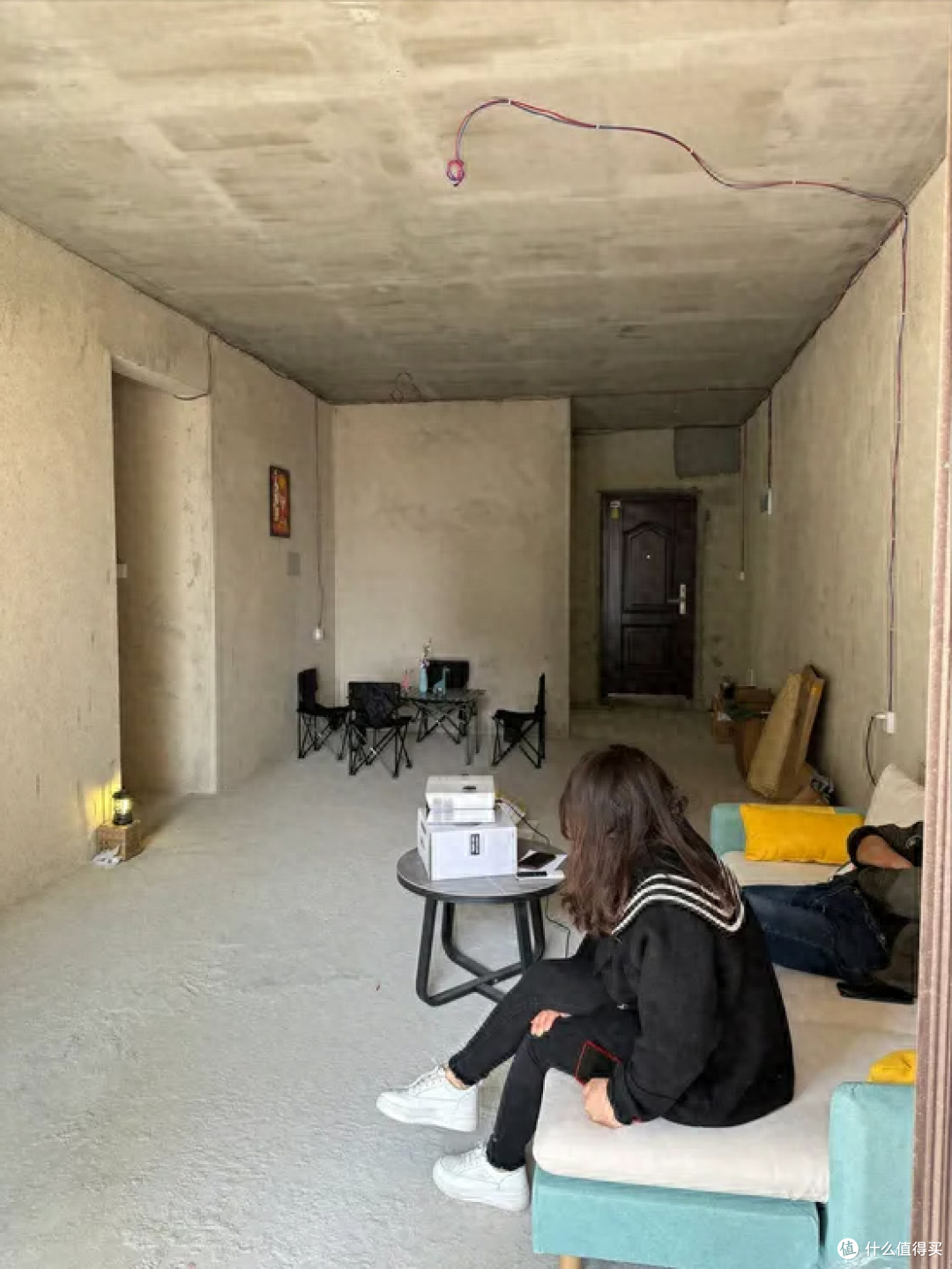 广西一户人家火了,坚持穷装,直接入住毛坯房,进屋眼泪就流下来