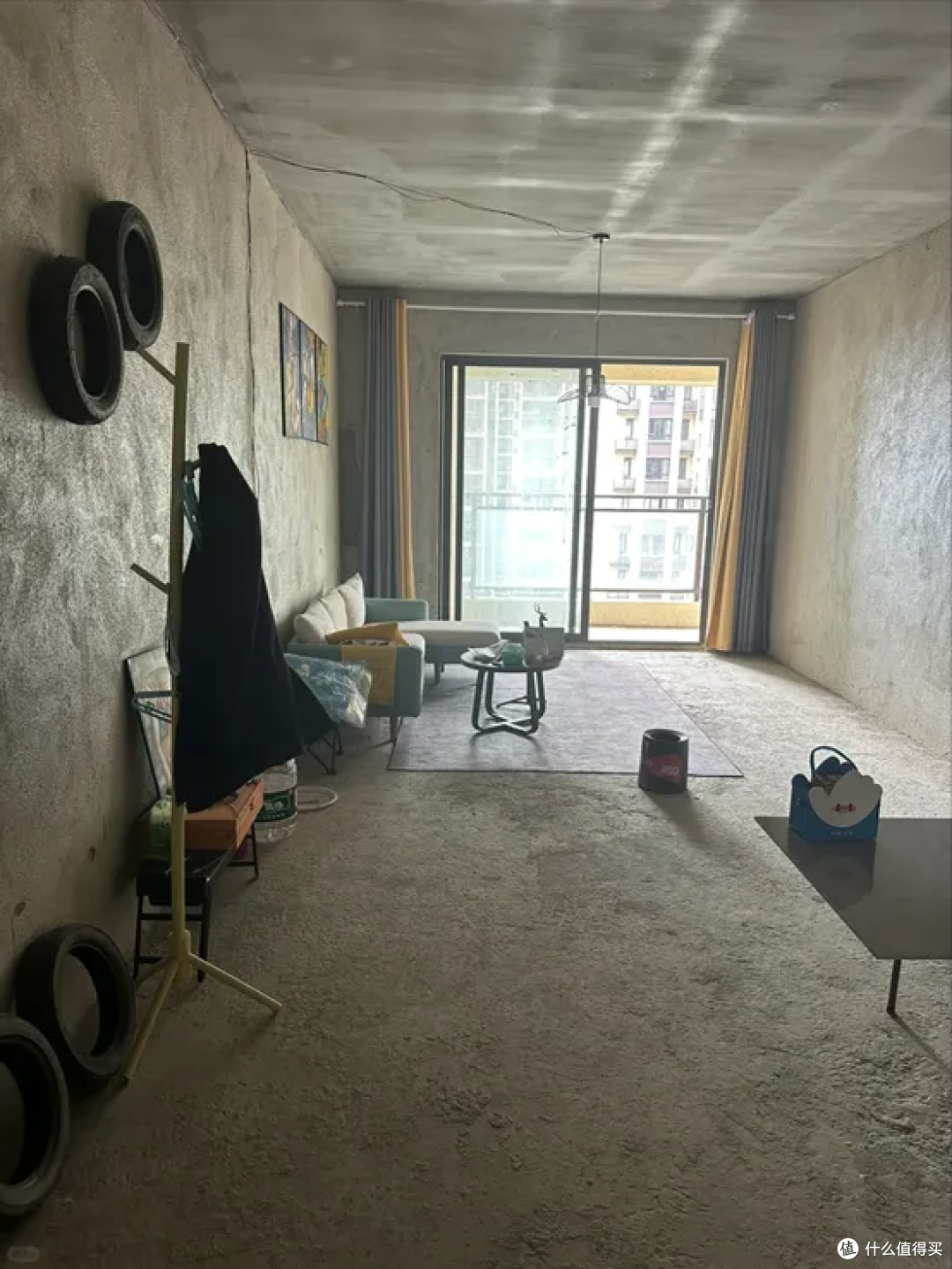 广西一户人家火了,坚持穷装,直接入住毛坯房,进屋眼泪就流下来