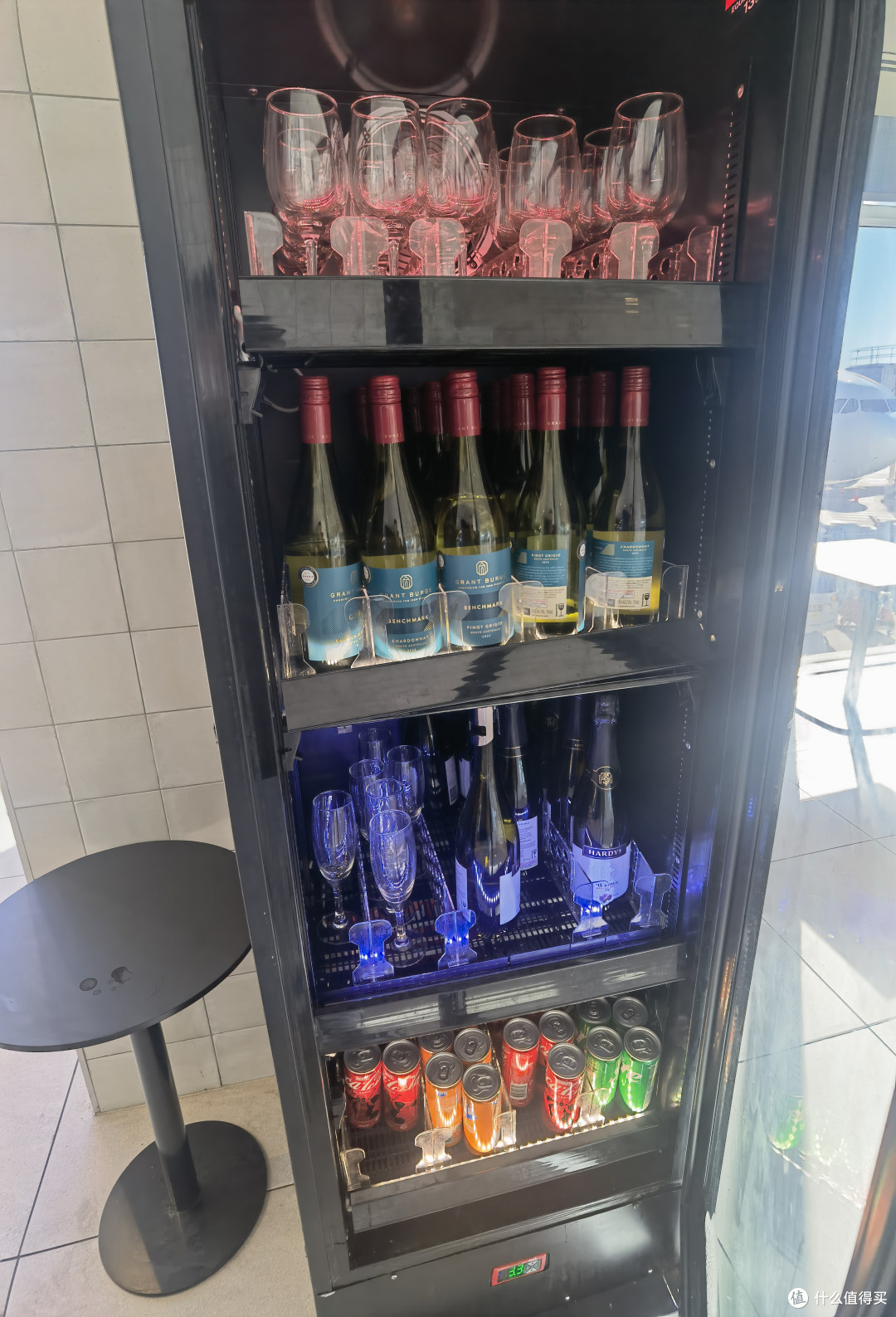酒水这边有汽泡酒、洋酒外，饮料就是几款常见的碳酸饮料