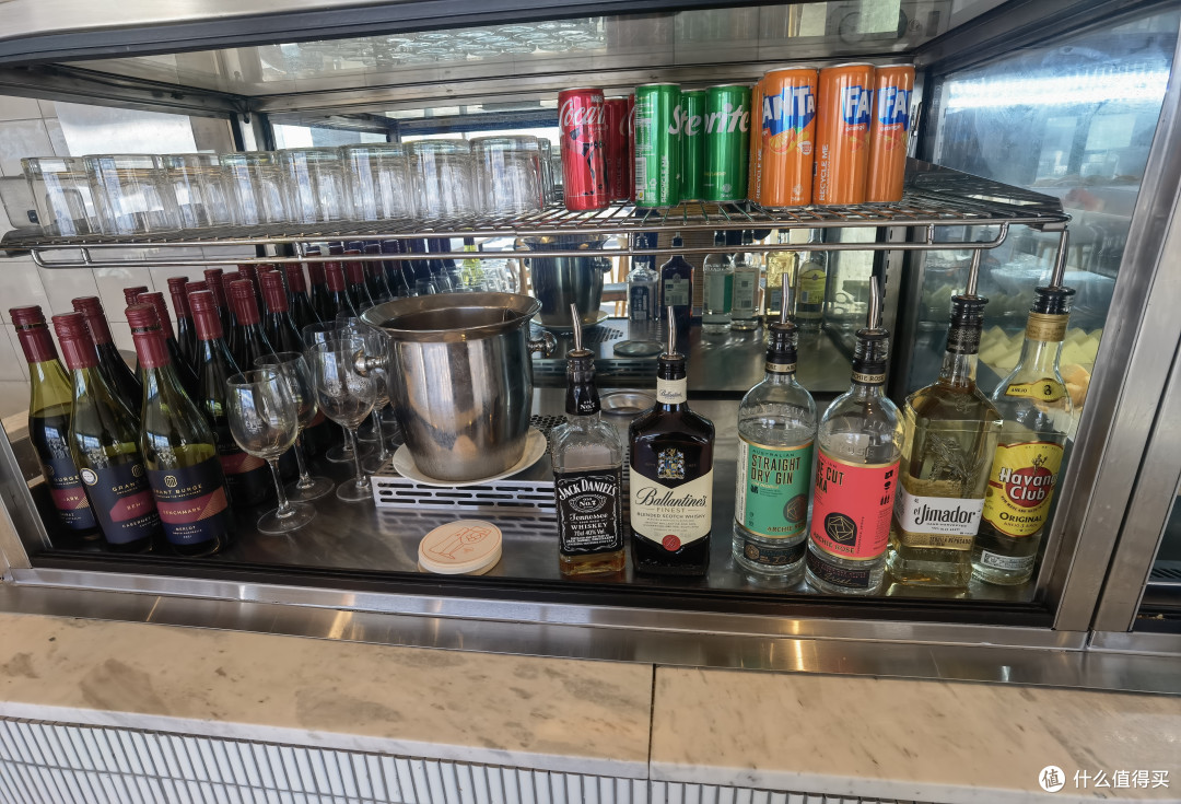 酒水这边有汽泡酒、洋酒外，饮料就是几款常见的碳酸饮料
