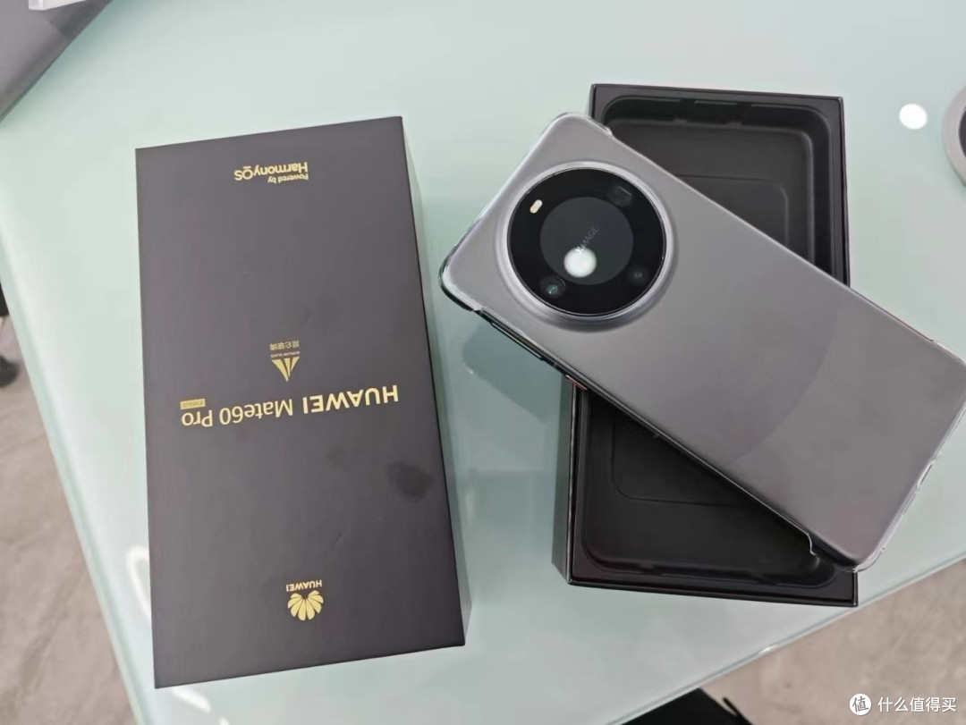 一次性购买三台华为mate60Pro手机,这是什么家庭啊,这么豪横吗?