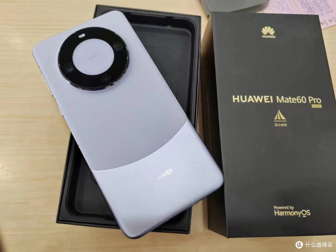 一次性购买三台华为mate60Pro手机,这是什么家庭啊,这么豪横吗?