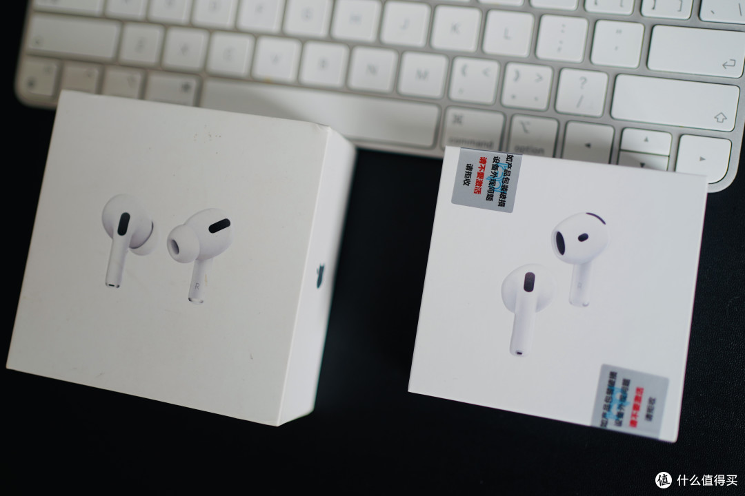 左 初代 AirPods Pro； 右 AirPods 4