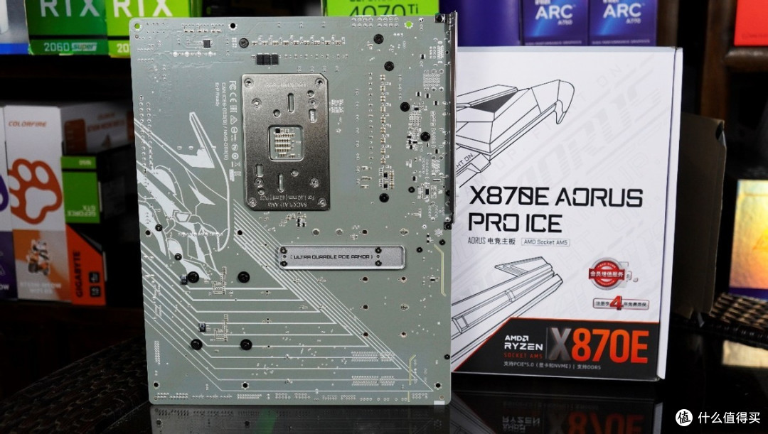 纯白设计、双USB4接口,全面升级的技嘉X870E电竞冰雕开箱