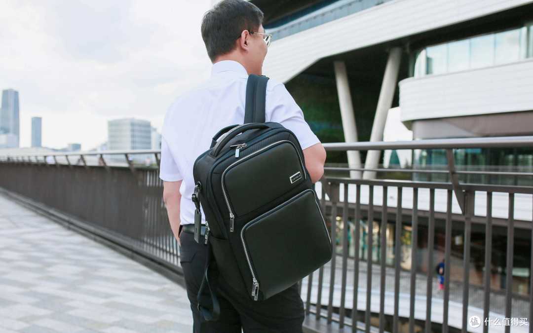 商务精英必备:适合男士的通勤双肩包——地平线8号探界者,兼顾实用与时尚的完美之选!