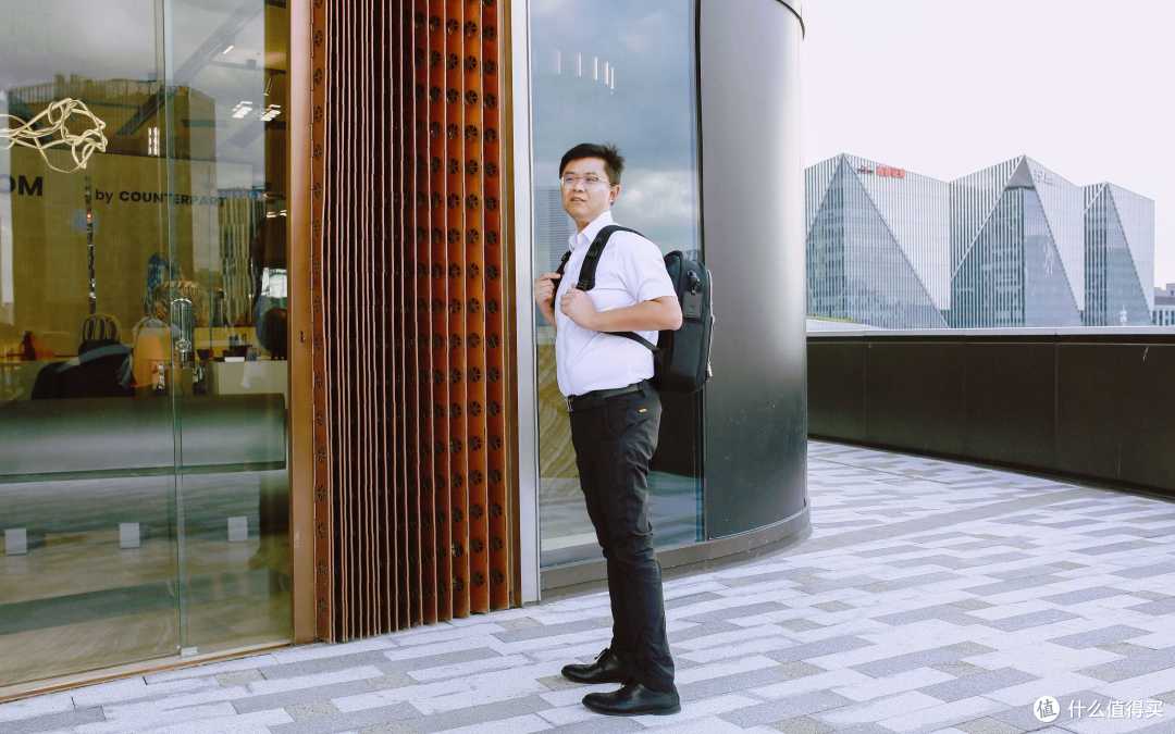 商务精英必备:适合男士的通勤双肩包——地平线8号探界者,兼顾实用与时尚的完美之选!