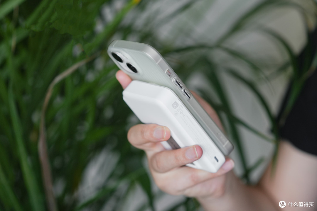 懂王同款,安克磁吸充电宝上手体验,15W更给力