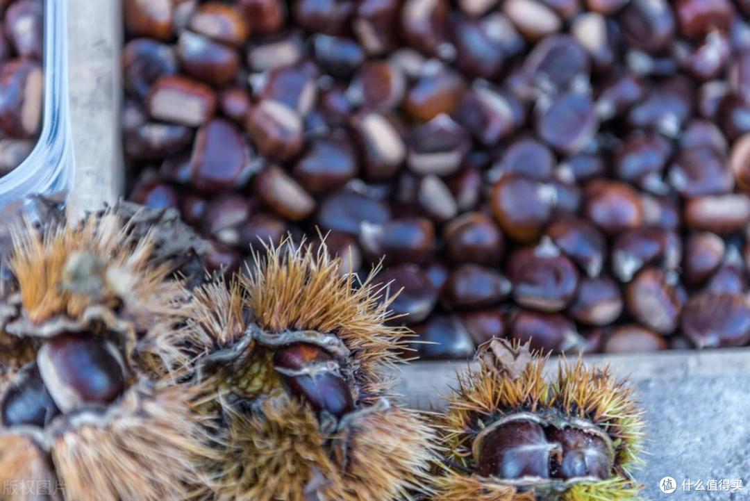 买栗子时要注意，出现这4种情况，都是“陈年货”，切记别买别吃