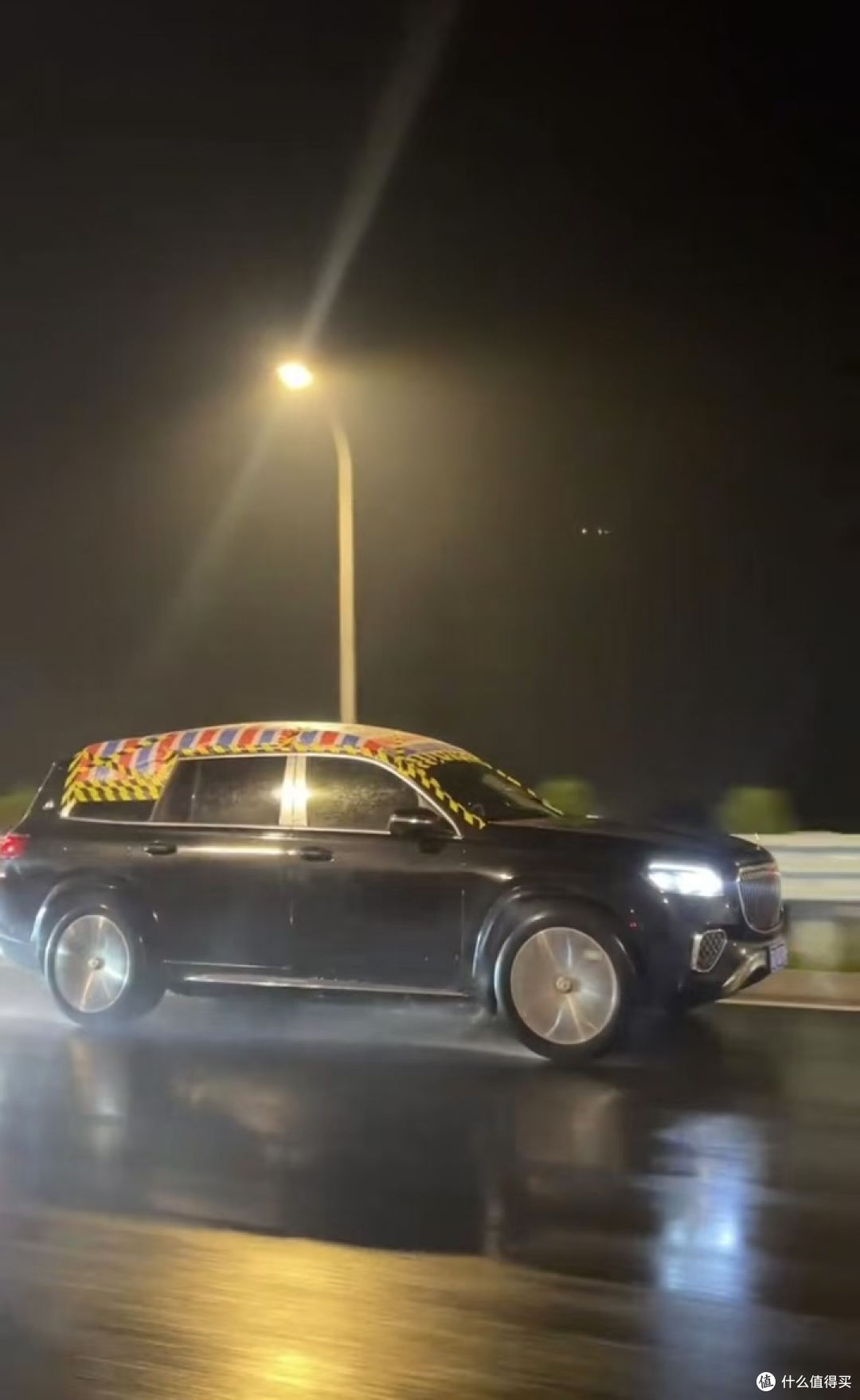 豪华轿车迈巴赫副驾漏水事件追踪:车主对经销商声明不满,屡次报警未达共识