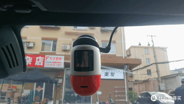 70迈X800行车记录仪,旋转摄像头与4K像素双重体验