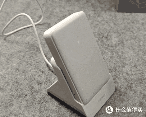 即拿即充,超级方便——酷态科磁吸电能块(支架款)