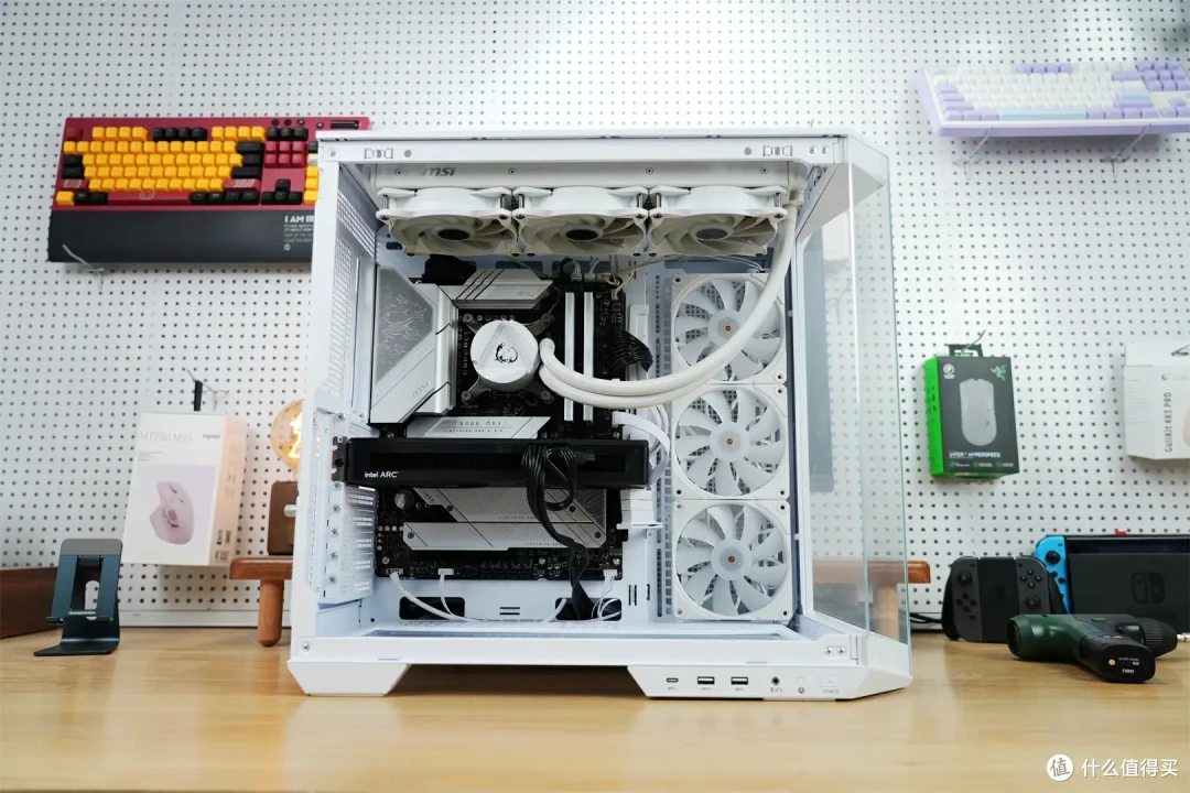 270°海景与超大空间的奢华之选,宽敞空间尽在微星MAG PANO 100L PZ WHITE !