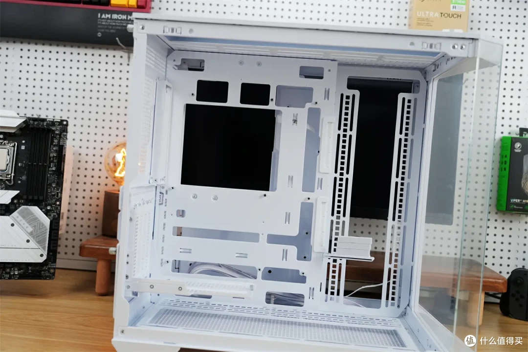 270°海景与超大空间的奢华之选,宽敞空间尽在微星MAG PANO 100L PZ WHITE !