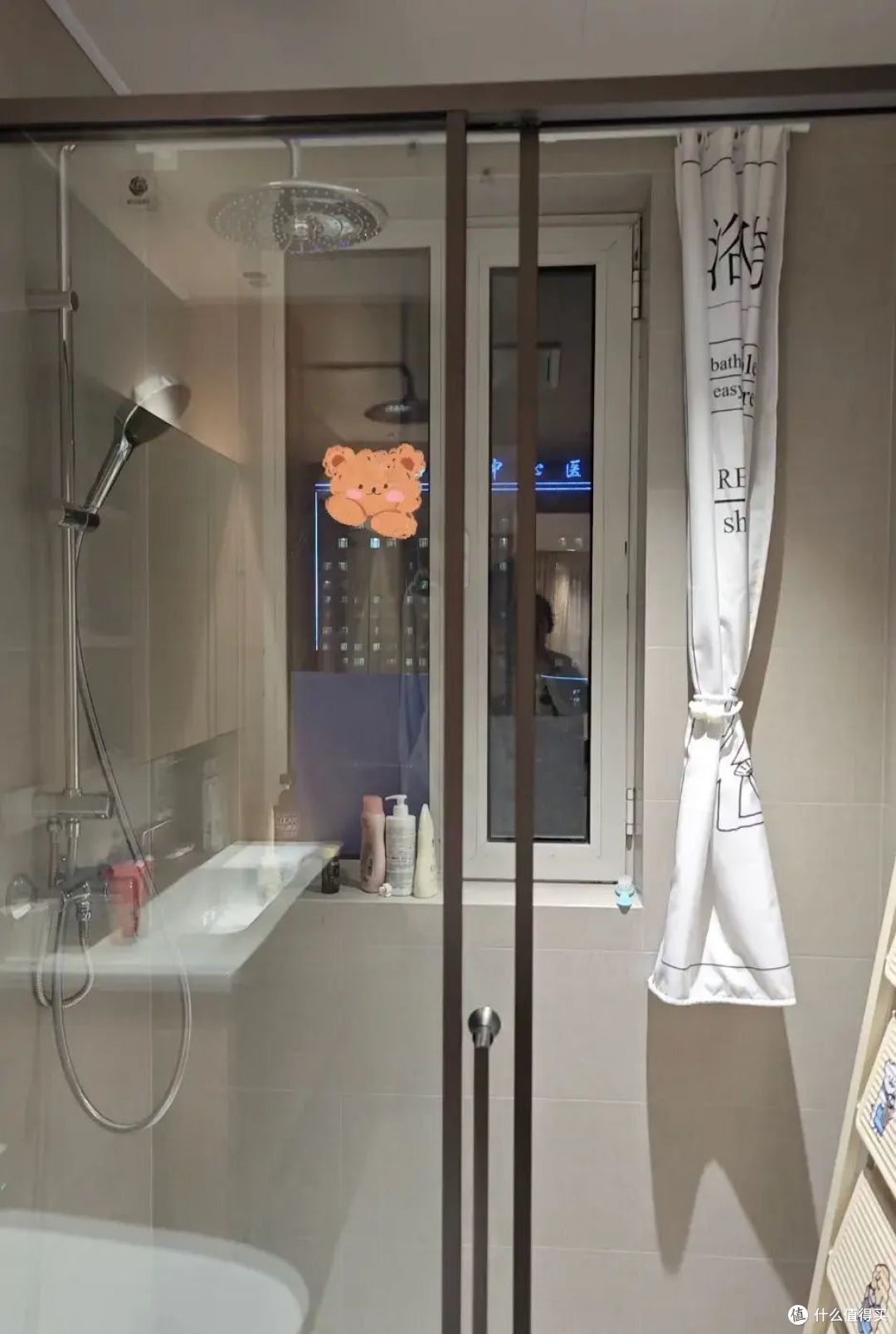 到底谁还再给浴室装百叶帘?看看人家的做法,又省钱又实用