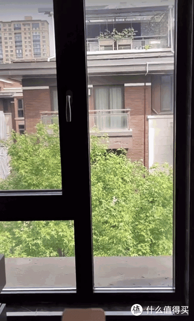 到底谁还再给浴室装百叶帘?看看人家的做法,又省钱又实用
