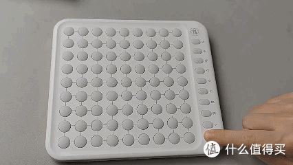敲惊喜!!二近制AI智能棋盘B1上线了,9种经典益智游戏,AI智能陪练,真人语音提示,全家都来一起玩