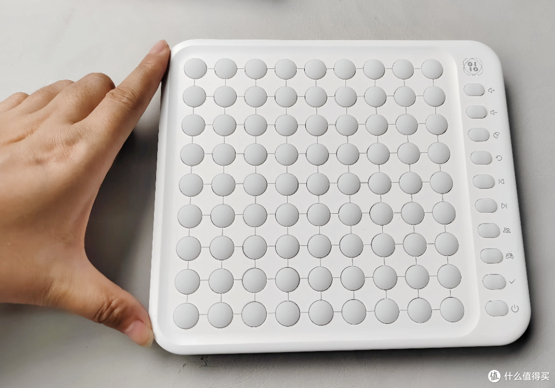 敲惊喜!!二近制AI智能棋盘B1上线了,9种经典益智游戏,AI智能陪练,真人语音提示,全家都来一起玩