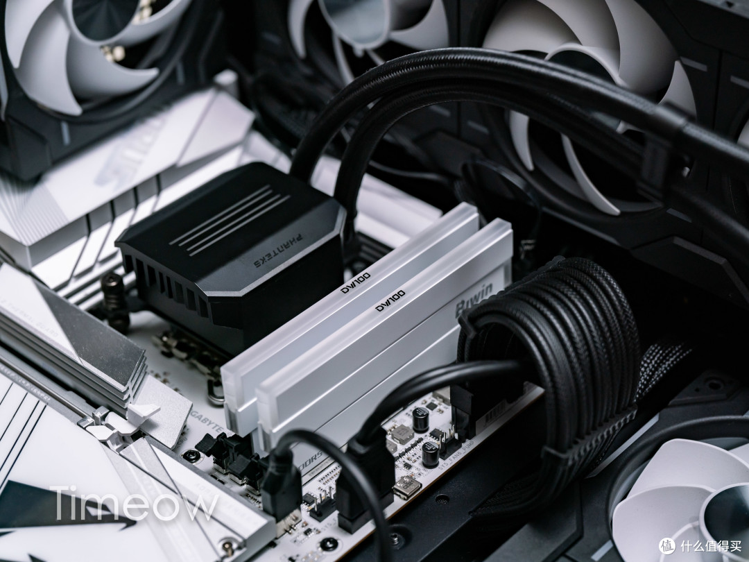 超到8000性能真是猛！佰维DW100 32G DDR5 6800 RGB内存 战力齐天！