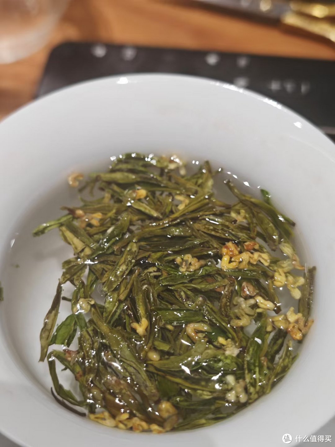 正值桂花飘香季；狮峰桂花龙井茶与桂花红茶