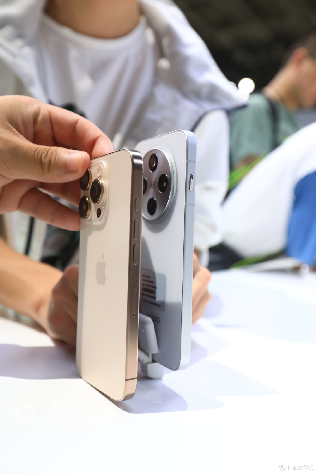 全站首发!“苹替”巅峰?OPPO Find X8 真机亲测,优雅外观与完美握感的结合!